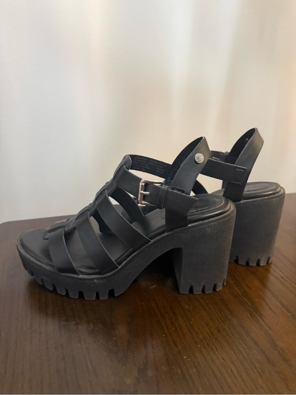 Madden NYC 90s Y2K Fisherman Chunky Lug Heel Sandals Womens Size 9 Black Straps
